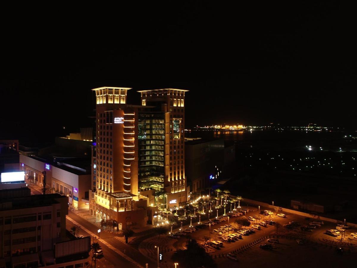Hyatt Regency Al Kout Mall Kuwait City Exteriér fotografie The hotel at night