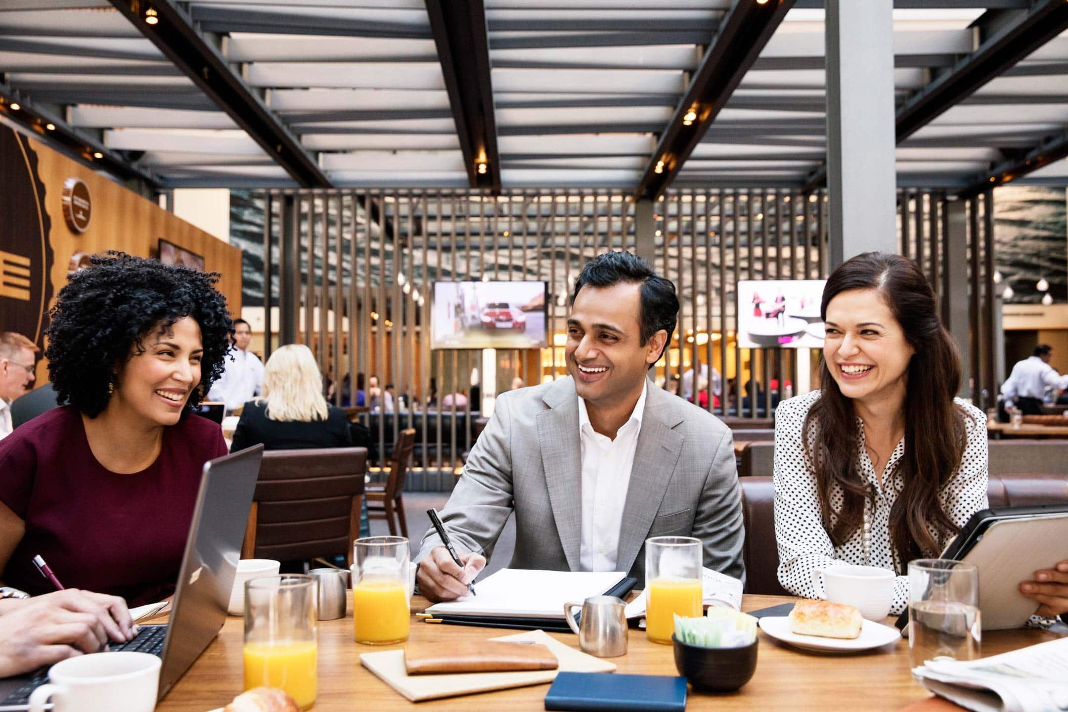 Hyatt Regency Al Kout Mall Kuwait City Exteriér fotografie A meeting at the airport