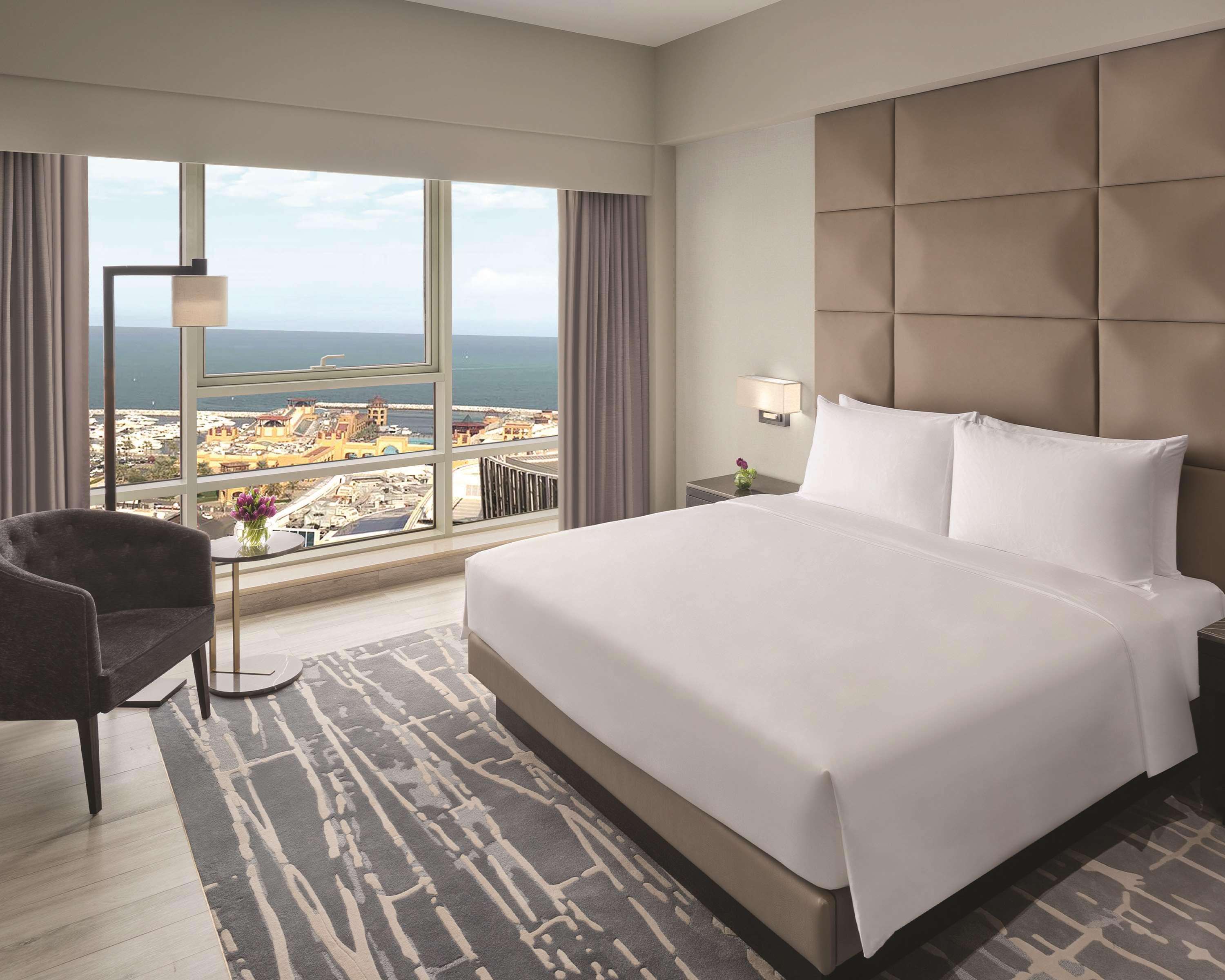 Hyatt Regency Al Kout Mall Kuwait City Exteriér fotografie A bedroom at the hotel