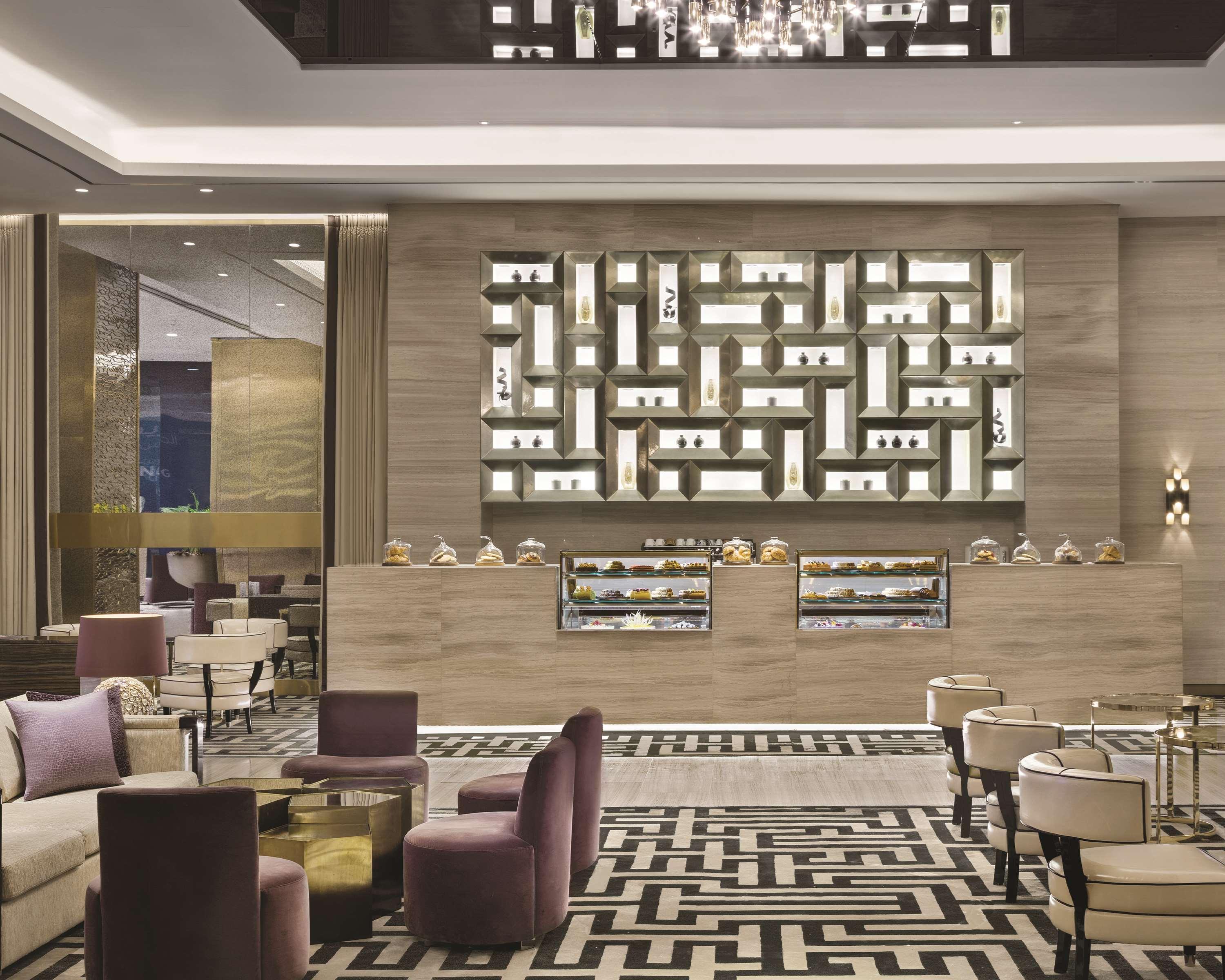 Hyatt Regency Al Kout Mall Kuwait City Exteriér fotografie The lobby of the hotel