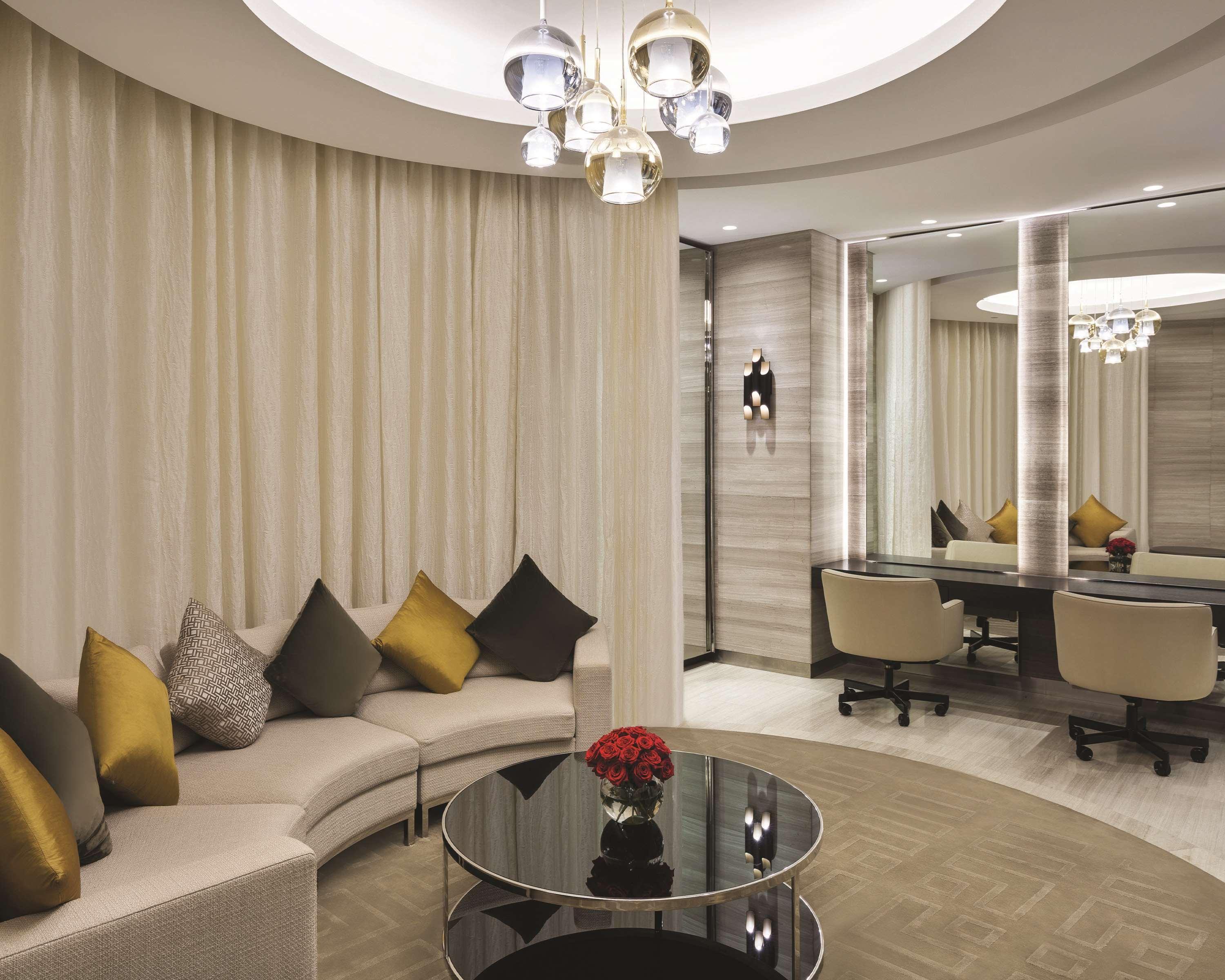 Hyatt Regency Al Kout Mall Kuwait City Exteriér fotografie The interior of the club