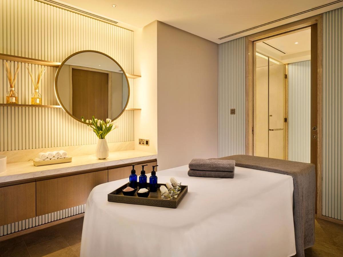 Hyatt Regency Al Kout Mall Kuwait City Exteriér fotografie A treatment room at The Spa at The Landmark, Hong Kong