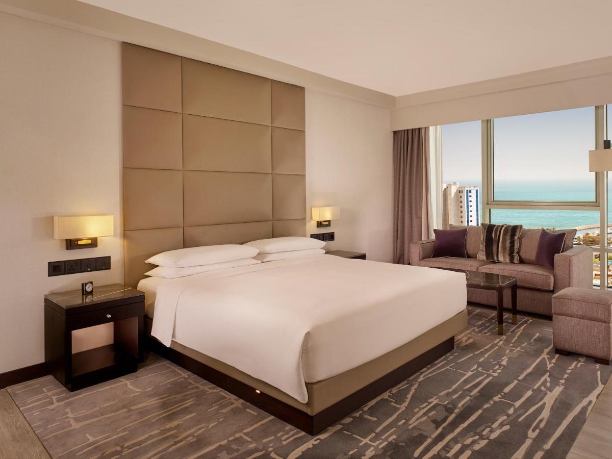 Hyatt Regency Al Kout Mall Kuwait City Exteriér fotografie A bedroom at the Jumeirah Atlantis