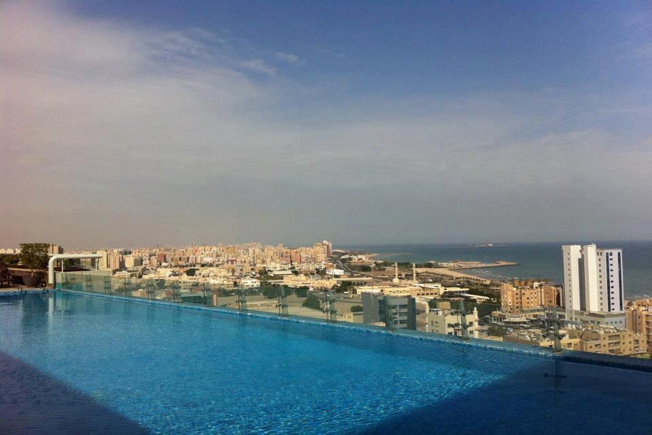 Hyatt Regency Al Kout Mall Kuwait City Exteriér fotografie View of the city from the rooftop pool of the Grand Hotel
